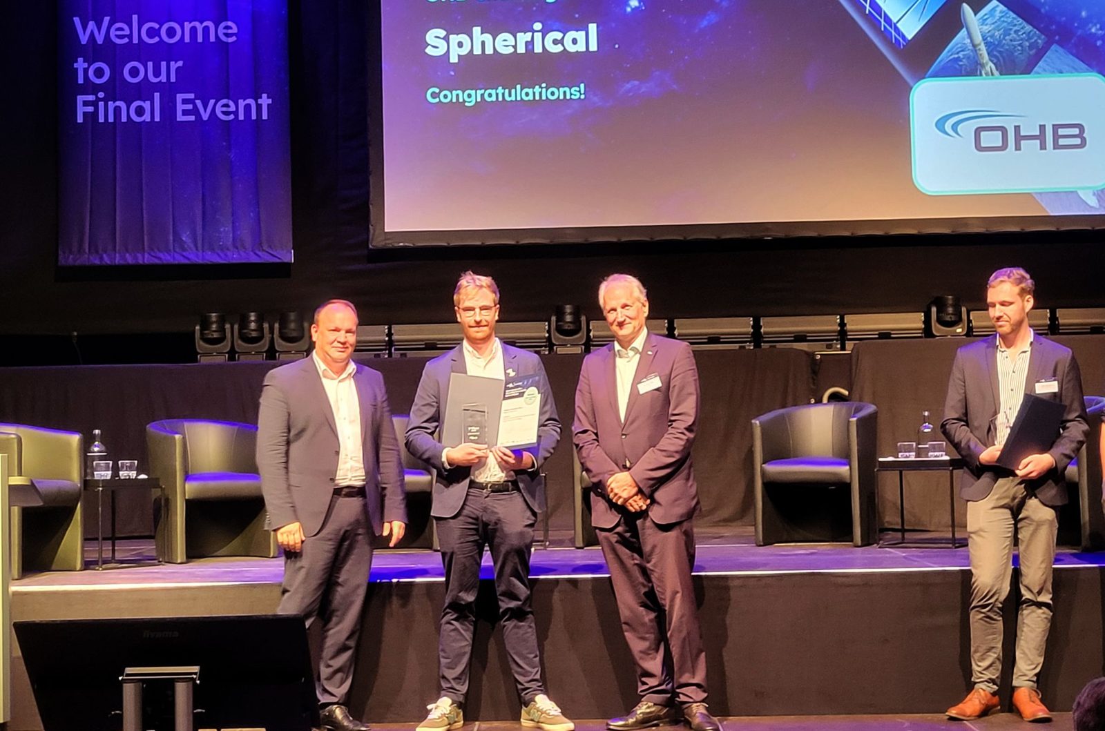 The Spherical team receiving the OHB Challenge award on stage at INNOspace Masters.